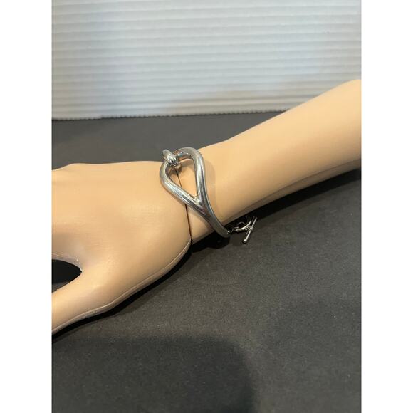 Silver Tone Alloy Hinged Loop Link Toggle Twisted Bangle Bracelet - Picture 1 of 4